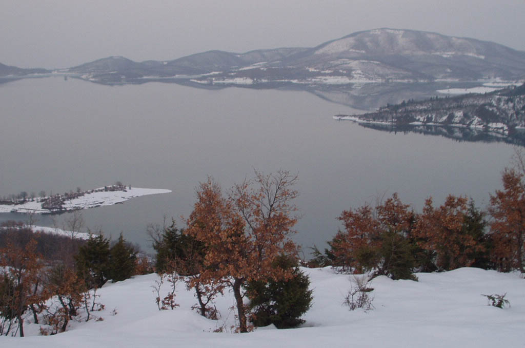 Η θέα προς τη χιονισμένη Λίμνη Πλαστήρα από το Νεοχώρι
